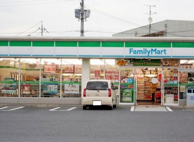 近くのファミリーマート湖南岩根店まで1,040m（徒歩13分）