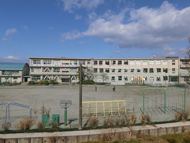 近くの市立川並小学校まで1,500m(徒歩19分)