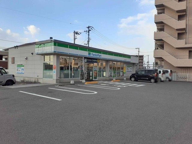 近くのファミリーマート坂井町店様まで1,100m（徒歩14分）