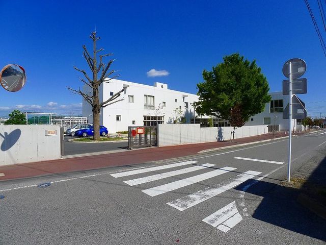 近くの太田市立新田木崎小学校まで400m(徒歩5分)