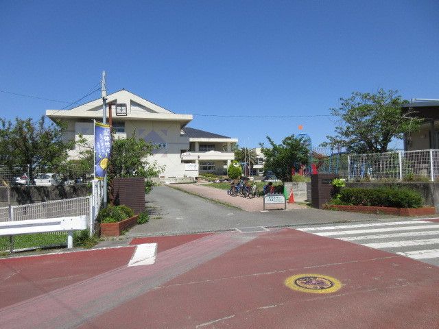 近くの清里小学校まで650m(徒歩9分)