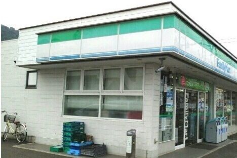 近くのファミリーマート御殿場神場店まで2,300m（徒歩29分）