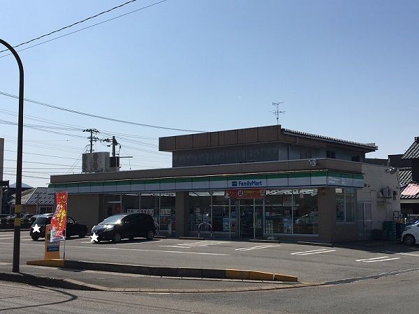 近くのファミリーマートまで450m（徒歩6分）