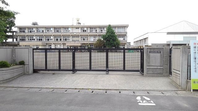 近くの日岡小学校まで400m(徒歩5分)