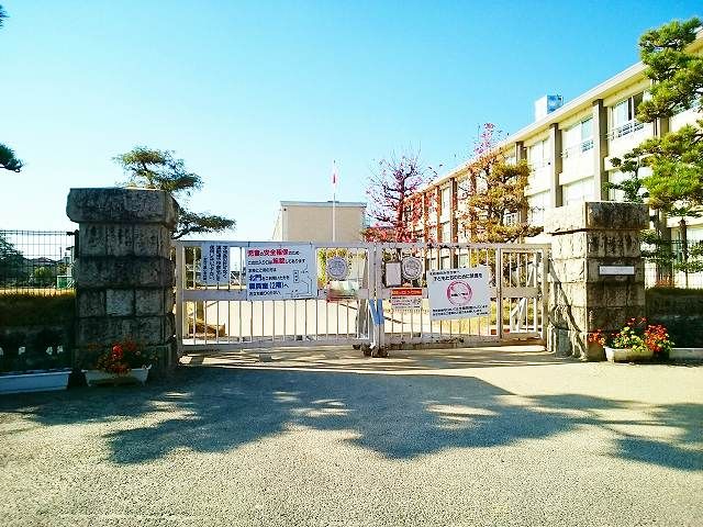 近くの一宮市立　奥小学校まで1,400m（徒歩18分）