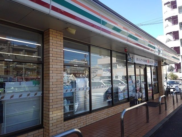 近くのコンビニまで900m（徒歩12分）