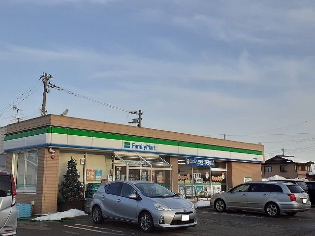 近くのファミリーマートまで1,100m（徒歩14分）