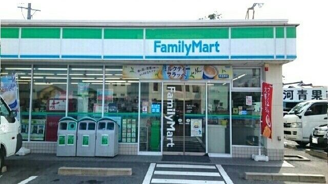 近くのファミリーマート小坂井伊奈店様まで1,300m（徒歩17分）