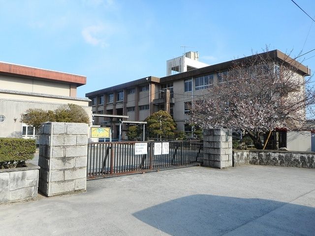 近くの御野小学校まで850m(徒歩11分)