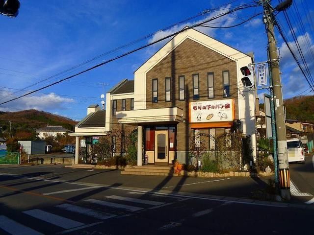 近くのもりの下のパン店まで1,500m（徒歩19分）