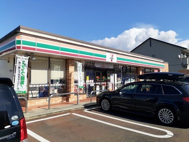 近くのセブンイレブンまで550m（徒歩7分）