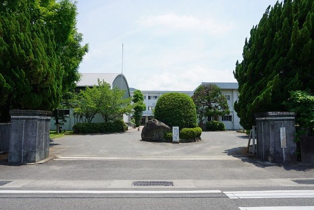近くの加茂名小学校まで1,000m(徒歩13分)