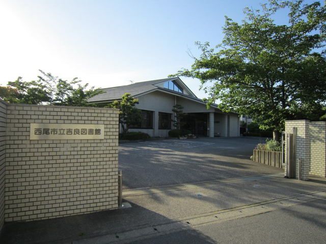 近くの図書館まで400m（徒歩5分）