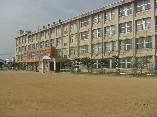 近くの連島中学校まで110m（徒歩2分）