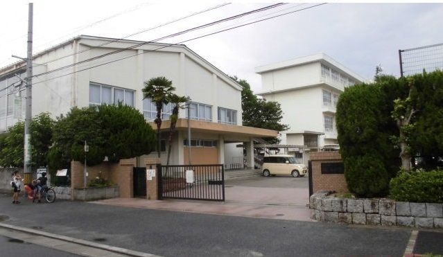 近くの祇園小学校まで1,000m（徒歩13分）
