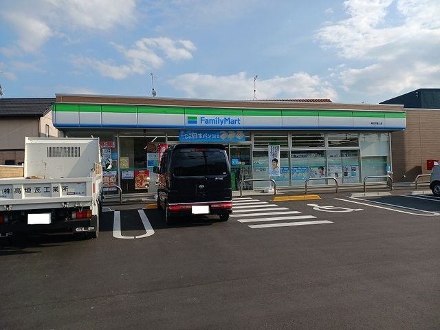 近くのファミリーマート 神辺町道上店まで400m（徒歩5分）