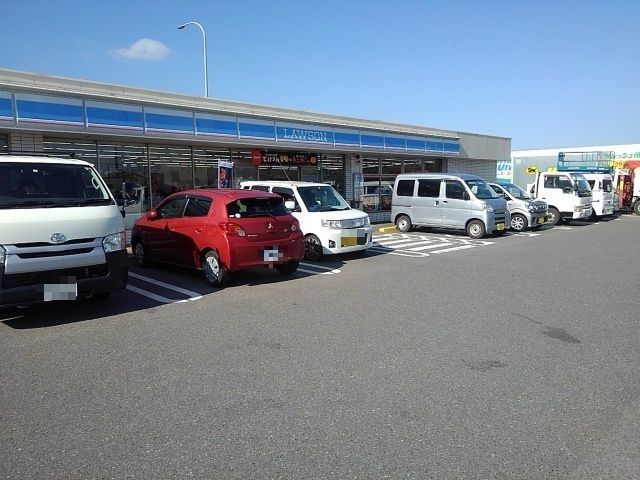 近くのコンビニまで590m（徒歩8分）