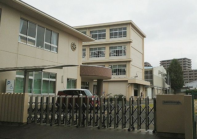 近くの小学校まで300m（徒歩4分）