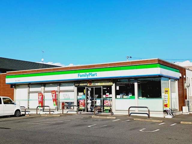 近くのファミリーマート富士川成島店まで600m（徒歩8分）