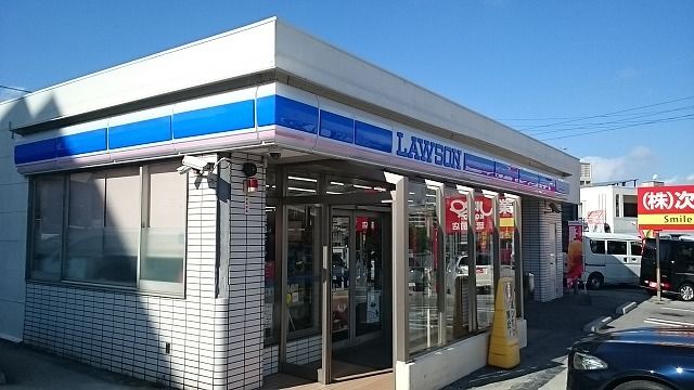 近くのローソン琉大前店まで600m（徒歩8分）