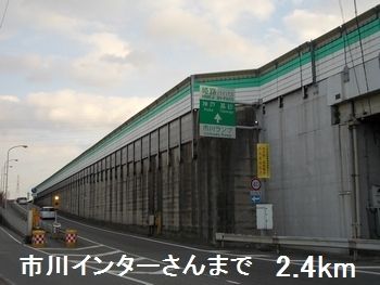 近くの施設まで2,400m（徒歩30分）