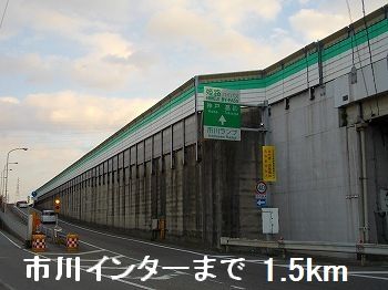 近くの施設まで1,500m（徒歩19分）