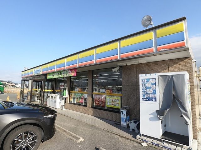近くのコンビニまで550m（徒歩7分）
