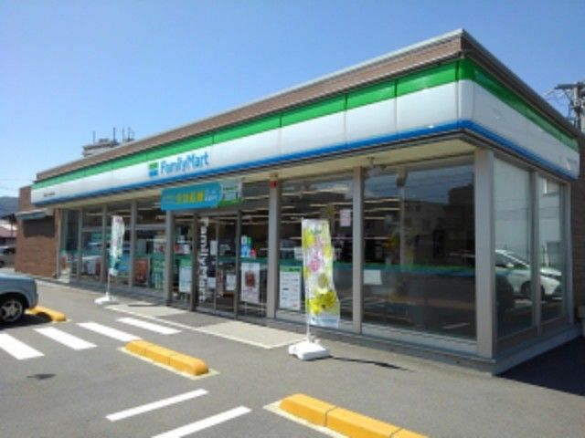 近くのファミリーマートまで750m(徒歩10分)