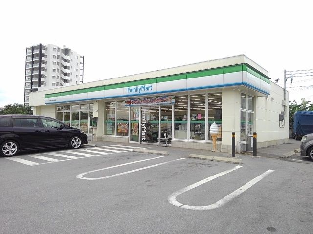 近くのファミマ沖縄市消防本部前店まで400m(徒歩5分)