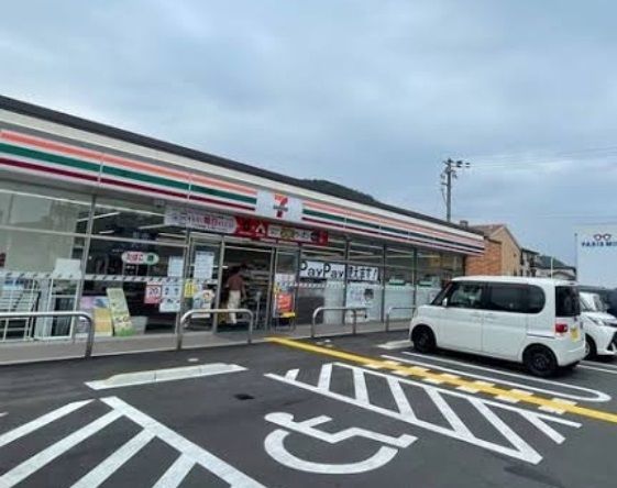 近くのセブンイレブン西脇高田井町店まで350m(徒歩5分)