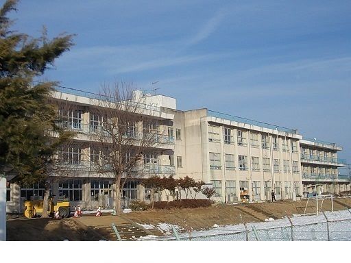 近くの伊達小学校まで450m（徒歩6分）