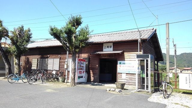 近くの上岡駅まで800m(徒歩10分)