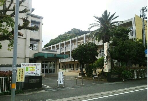 近くの鶴岡小学校まで1,300m(徒歩17分)