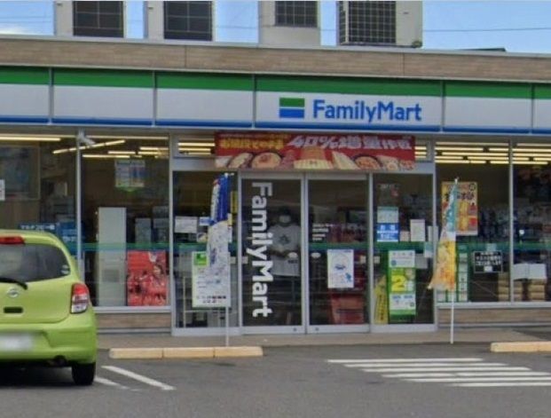 近くのファミリーマート野田町店まで400m（徒歩5分）
