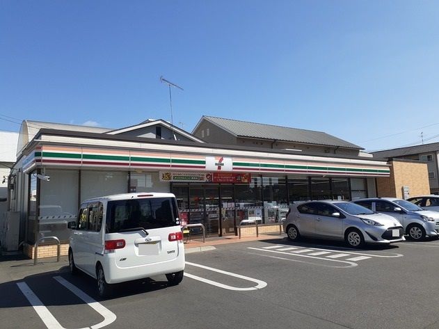 近くのコンビニまで600m（徒歩8分）