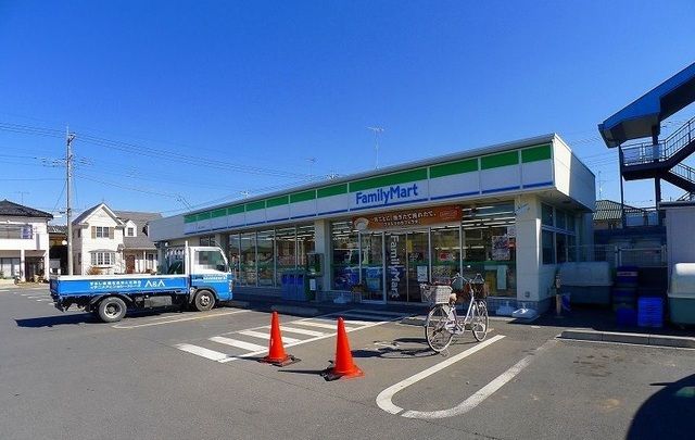 近くのファミリーマートまで900m（徒歩12分）