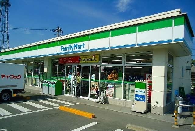 近くのファミリーマートまで130m(徒歩2分)