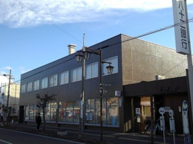 近くの八十二銀行篠ノ井支店まで500m(徒歩7分)