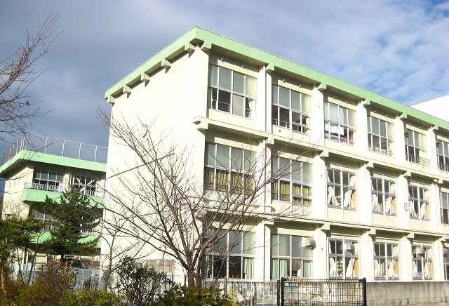 近くの沼津市立第三小学校まで1,000m(徒歩13分)