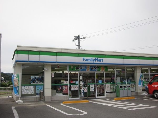 近くのファミリーマートまで350m(徒歩5分)