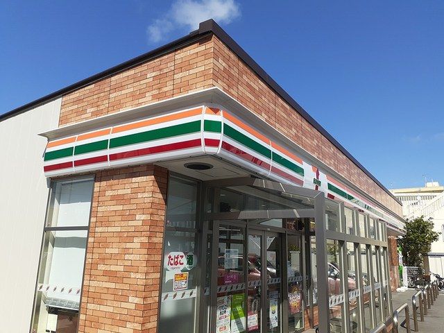 近くのコンビニまで673m（徒歩9分）