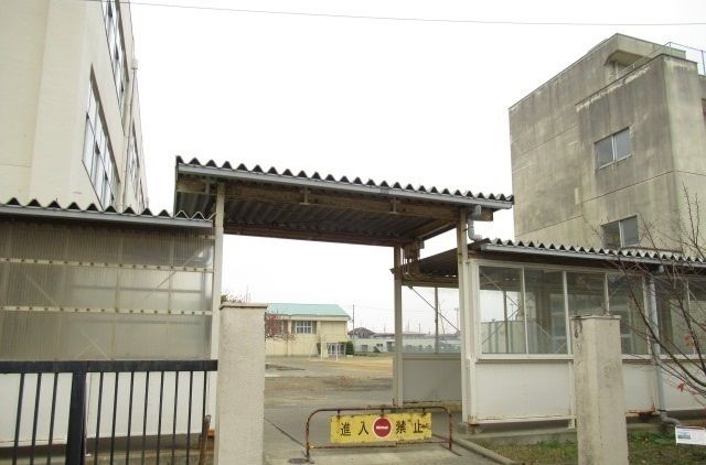 近くの東松島市立大曲小学校まで650m(徒歩9分)