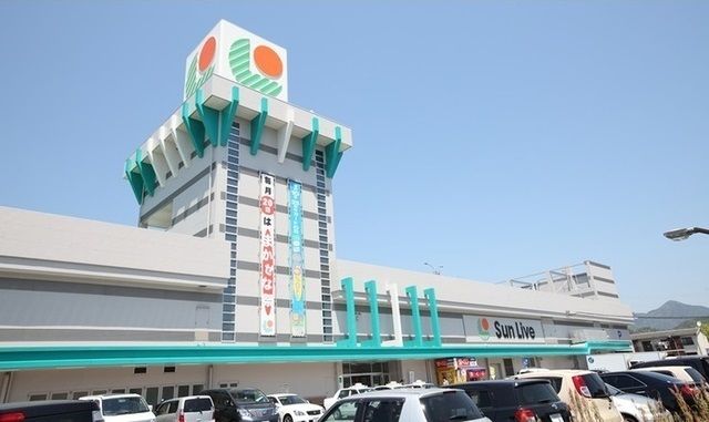 近くのサンリブ五日市店まで750m（徒歩10分）