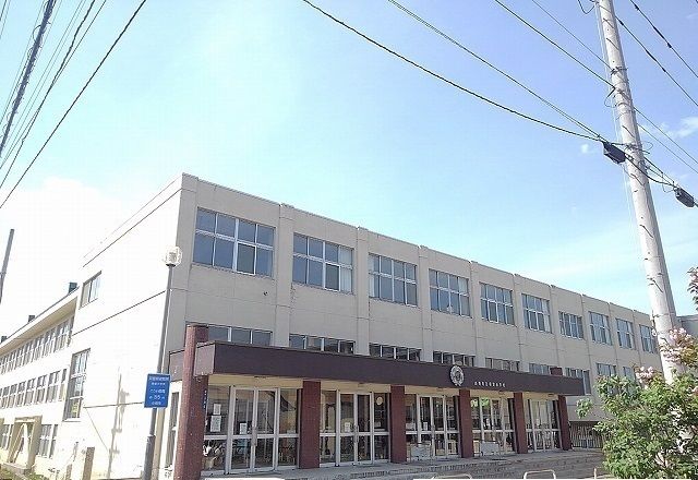 近くの朝里小学校まで480m（徒歩6分）