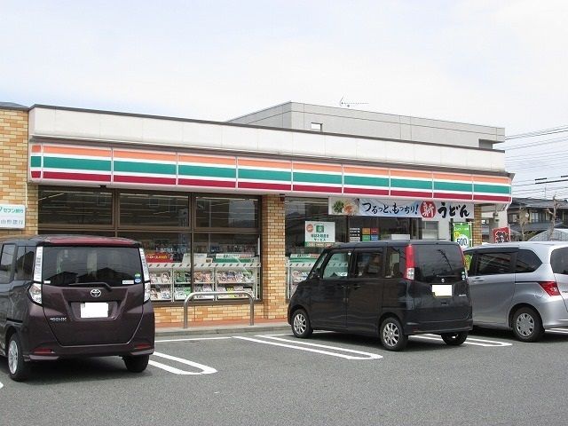 近くのセブンイレブンまで240m（徒歩3分）