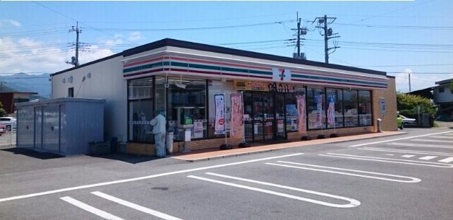 近くのセブンイレブン甲斐長塚店まで750m(徒歩10分)