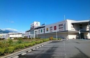 近くのラザウォーク甲斐双葉店まで100m(徒歩2分)