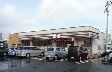 近くのセブンイレブン三条林町店まで870m（徒歩11分）