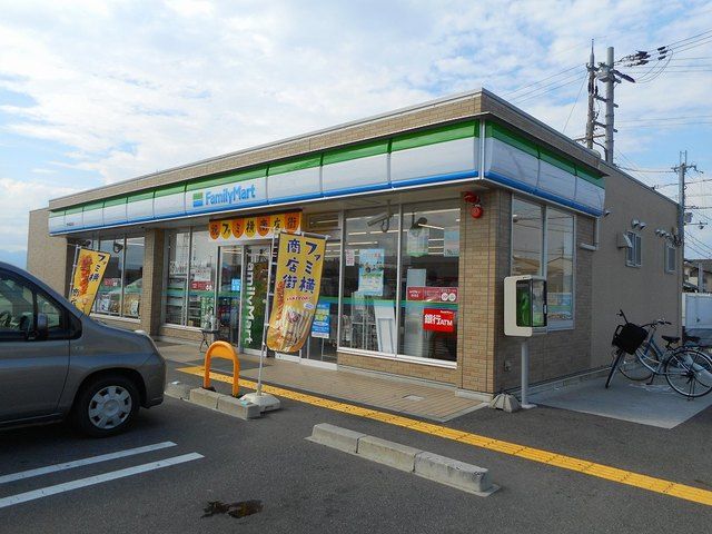 近くのファミリーマート　野洲冨波店まで575m（徒歩8分）