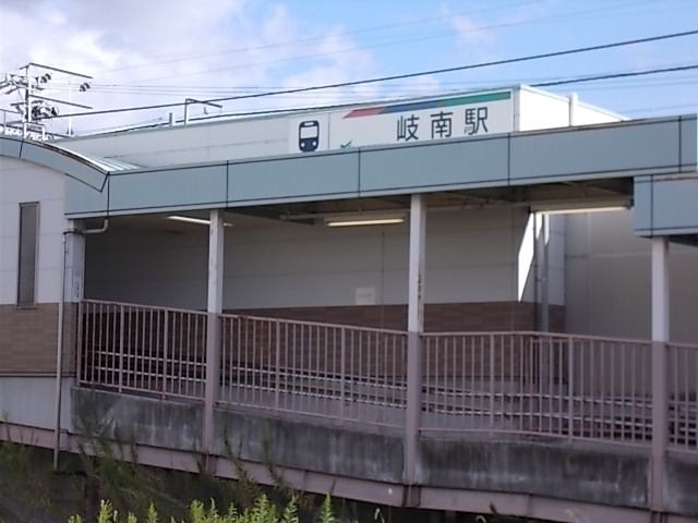近くの岐南駅まで700m(徒歩9分)